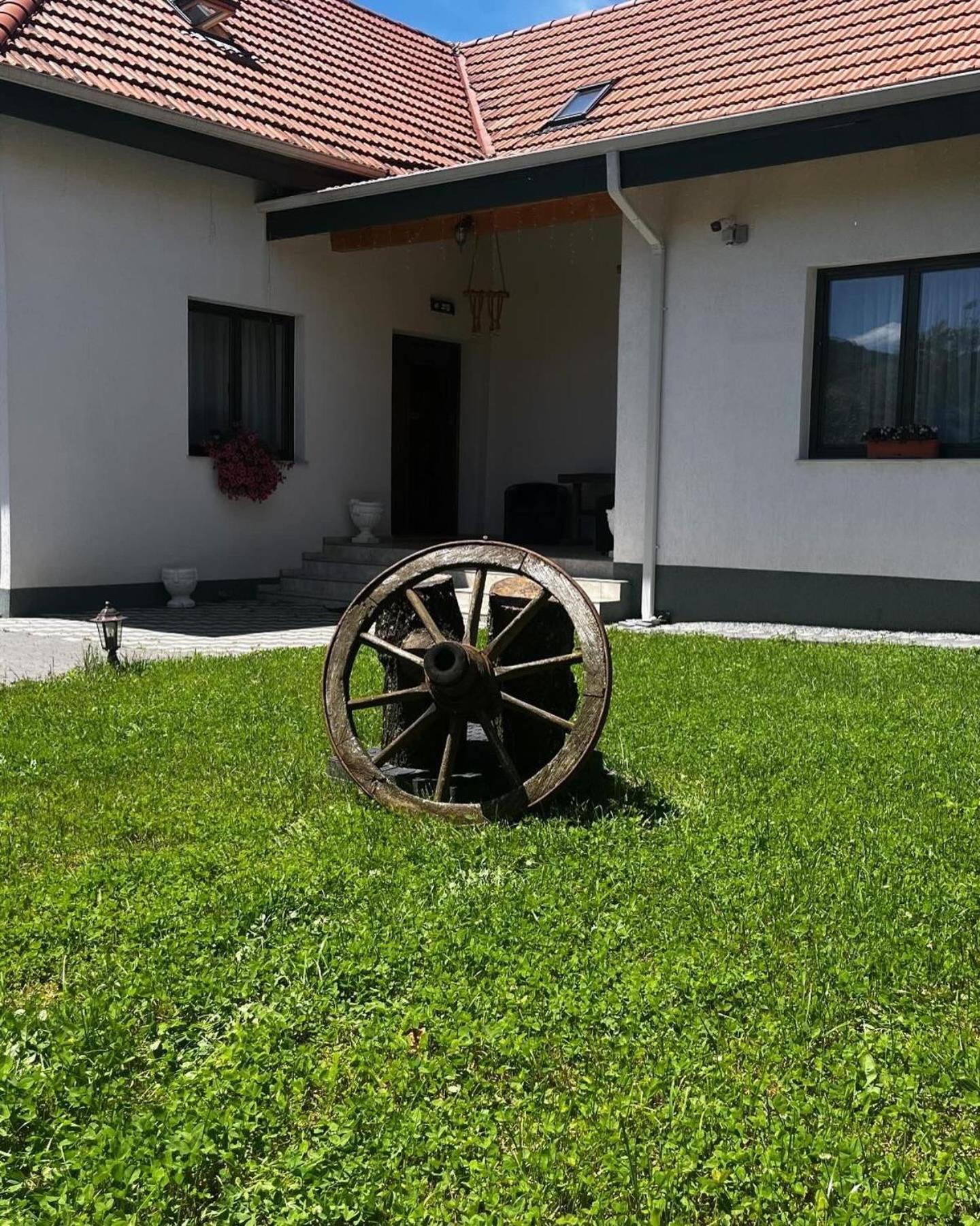 Domeniul Bondarelului Ocolisu Mic Exterior foto
